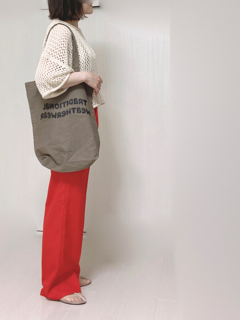 ブラウン系のトートバッグ、ベージュ系のパンプス、ベージュ系のニット/セーターを着用したレディースの春コーディネートの2枚目の写真