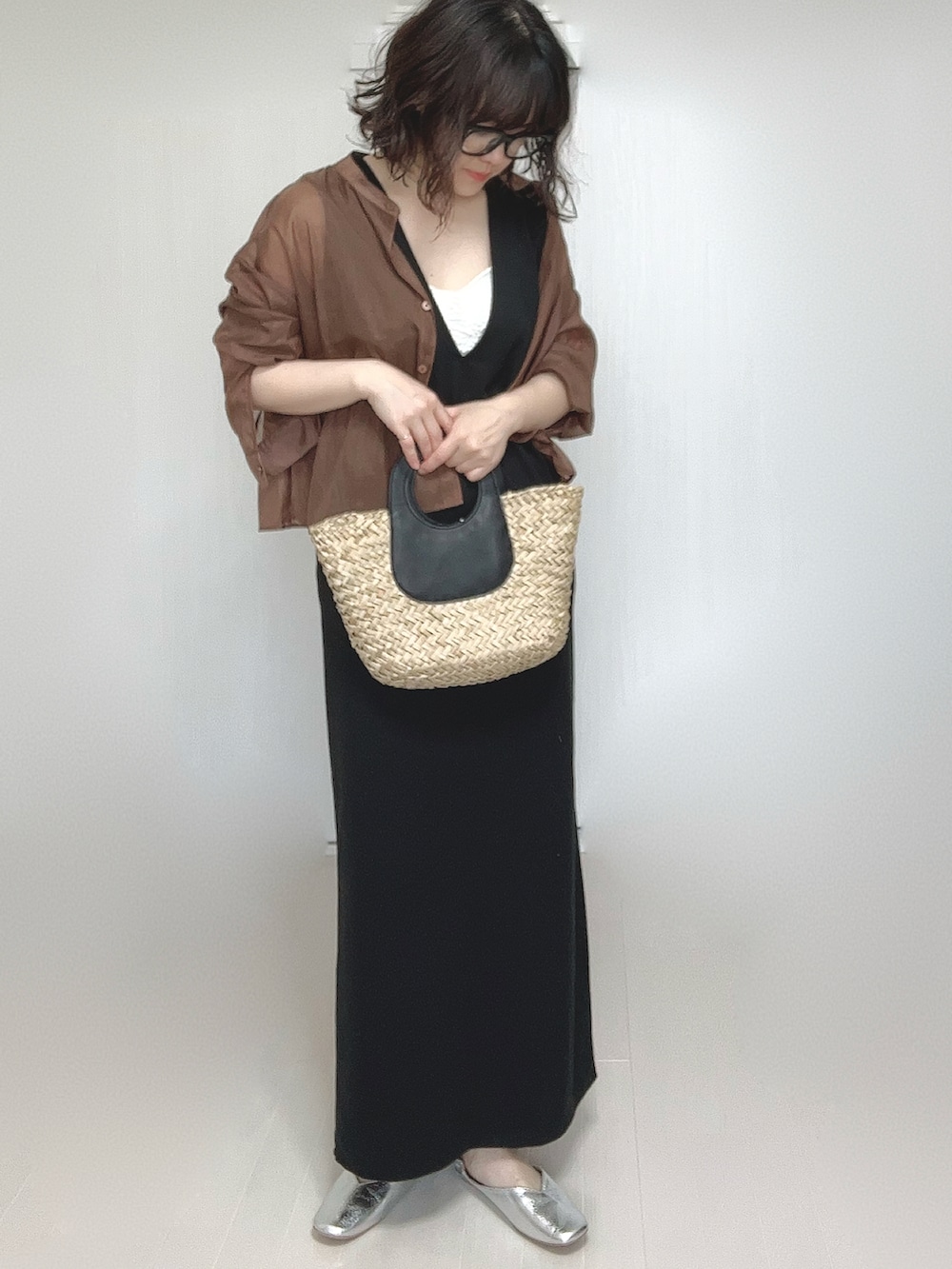 ブラック系のワンピース、ブラウン系のシャツ/ブラウス、シルバー系のパンプスを着用したレディースの春コーディネートの5枚目の写真