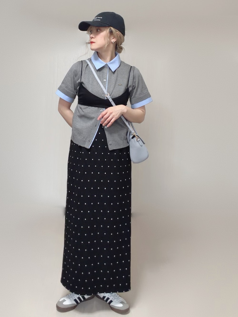 ブラック系のその他トップス、グレー系のカーディガン/ボレロを着用したレディースの夏コーディネートの4枚目の写真