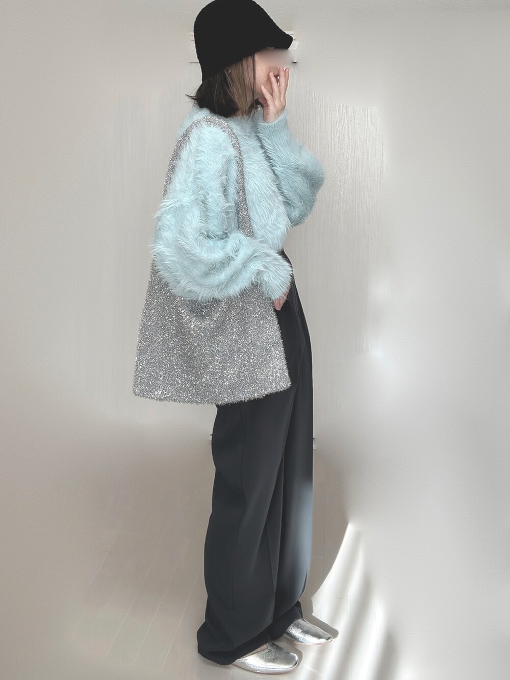 ブルー系のニット/セーター、グレー系のスラックス、シルバー系のパンプスを着用したレディースの秋コーディネートの2枚目の写真