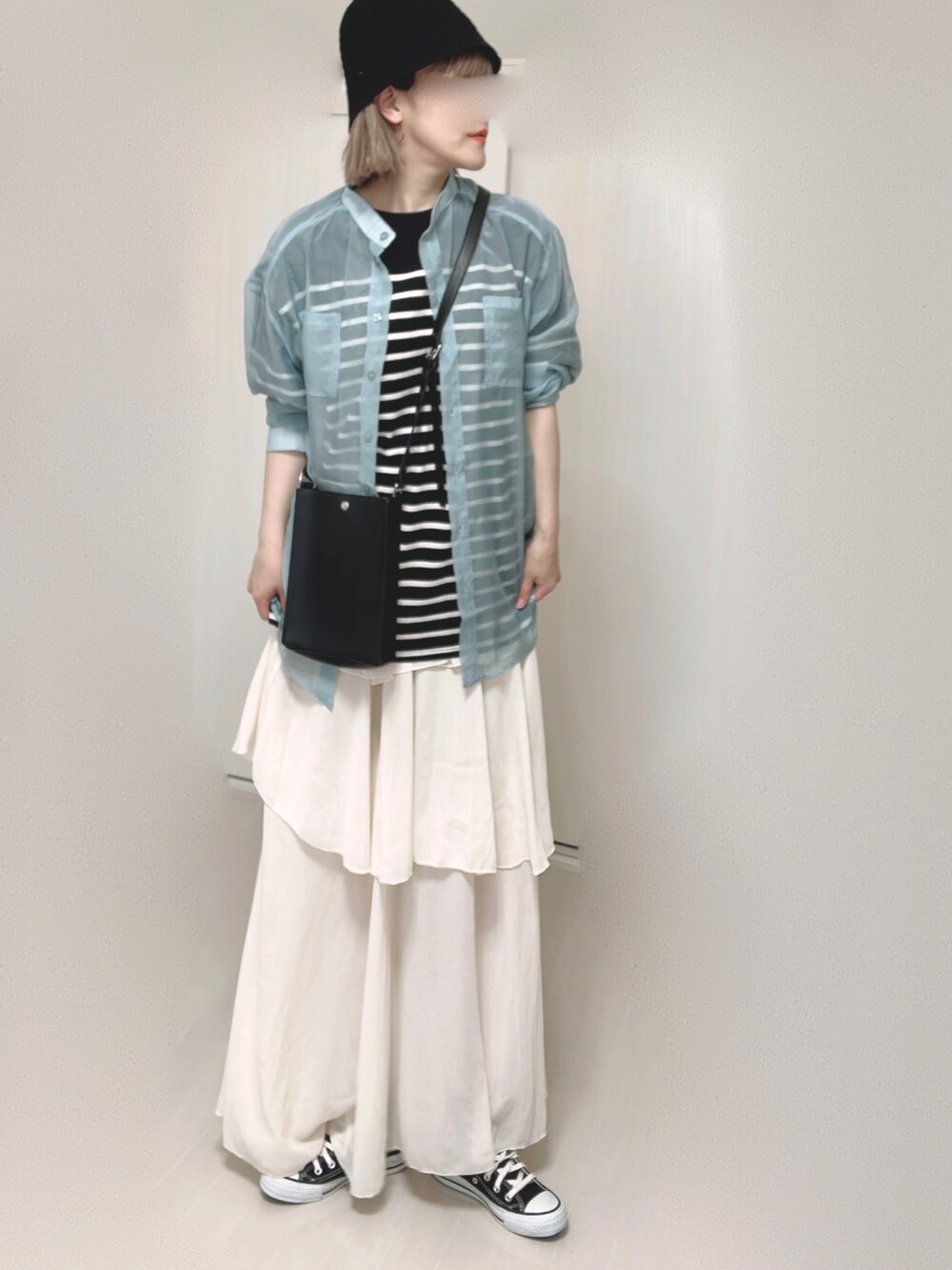 ブラック系のTシャツ/カットソー、ブルー系のシャツ/ブラウス、ブラック系のショルダーバッグを着用したレディースの夏コーディネートの3枚目の写真