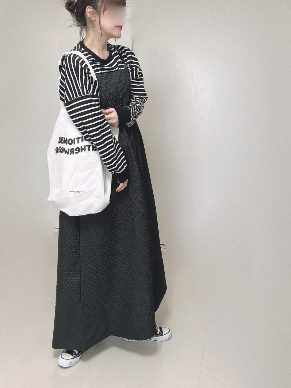 ブラック系のワンピース、ホワイト系のTシャツ/カットソー、ホワイト系のトートバッグを着用したレディースの夏コーディネートの5枚目の写真