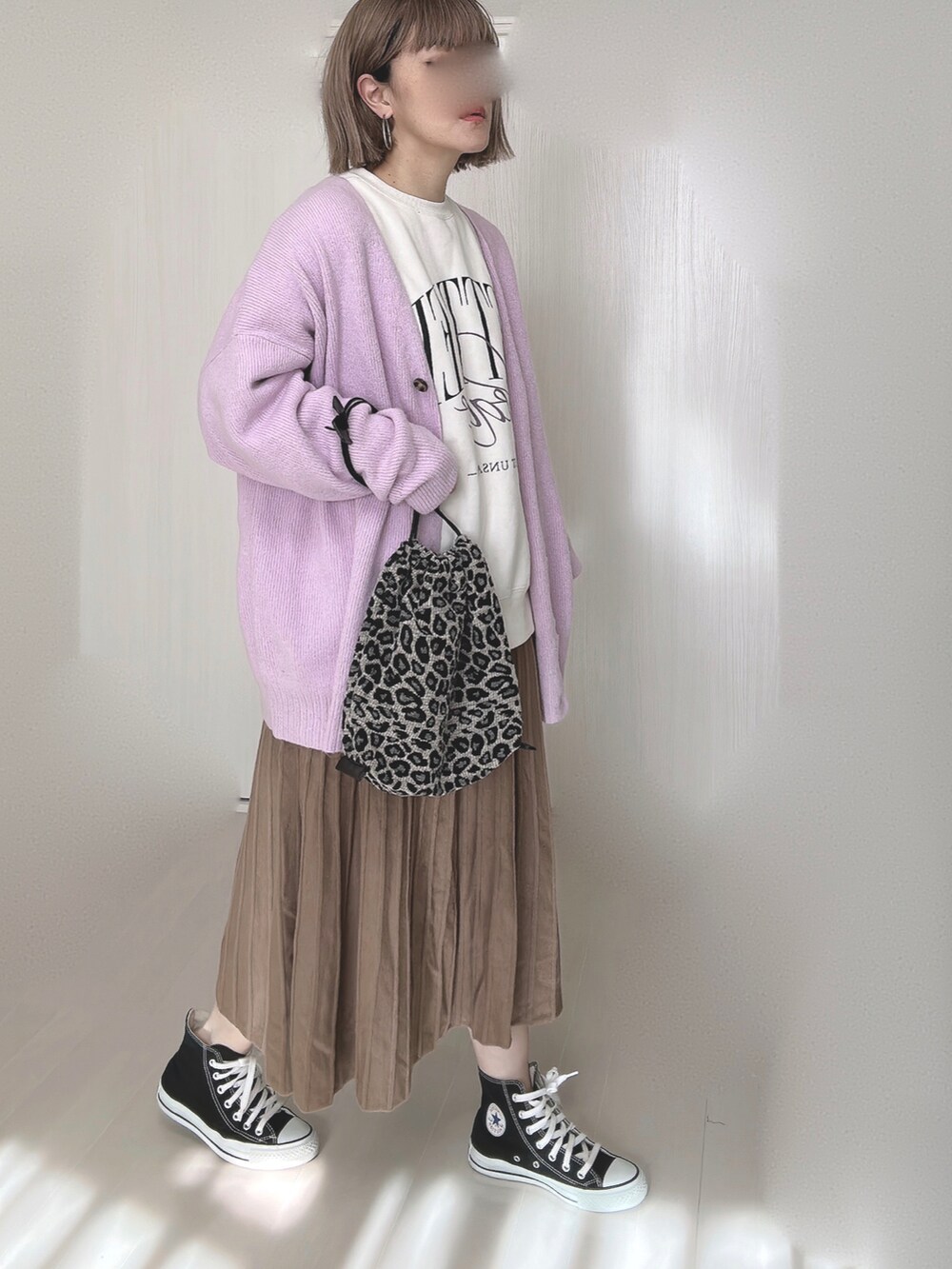パープル系のカーディガン/ボレロ、その他のエコバッグ/サブバッグ、ブラウン系のスカートを着用したレディースの冬コーディネートの2枚目の写真