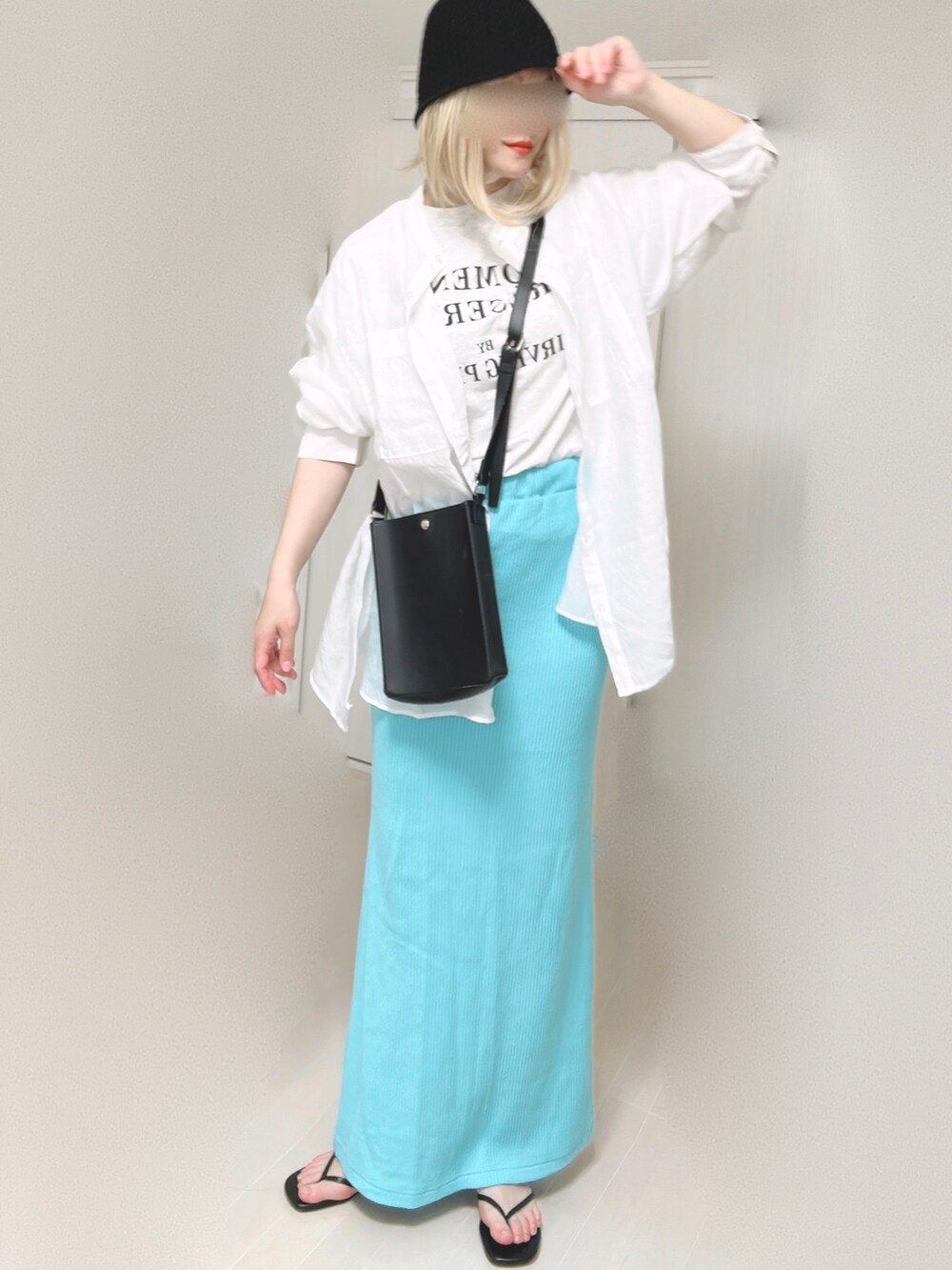 ホワイト系のシャツ/ブラウス、ブルー系のスカート、ブラック系のサンダルを着用したレディースの夏コーディネートの3枚目の写真