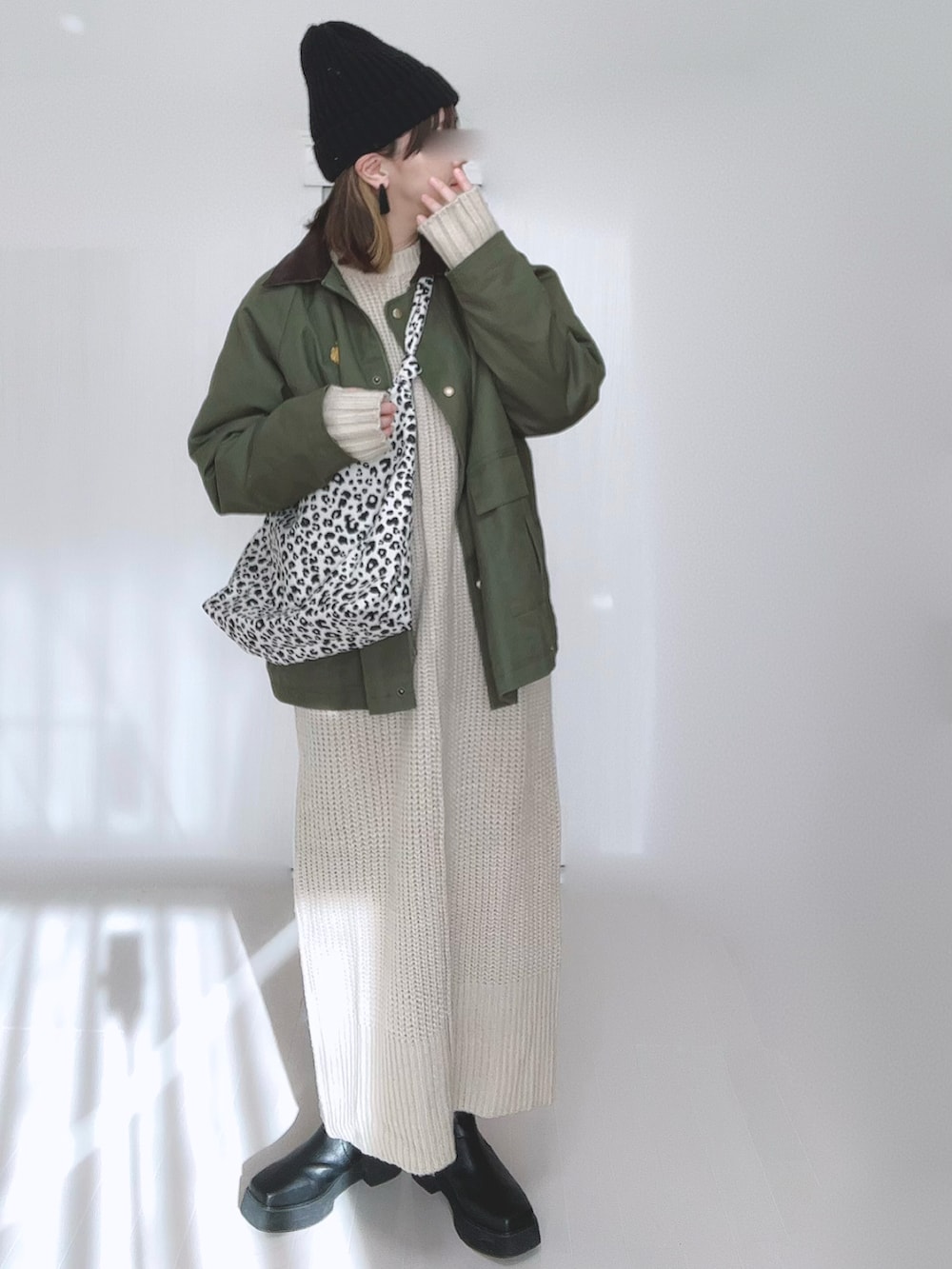 グリーン系のカバーオール、ホワイト系のトートバッグ、ホワイト系のワンピースを着用したレディースの冬コーディネートの5枚目の写真