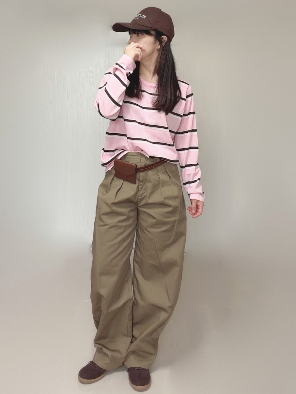 ベージュ系のチノパンツ、ブラウン系のベルトを着用したレディースの秋コーディネートの4枚目の写真