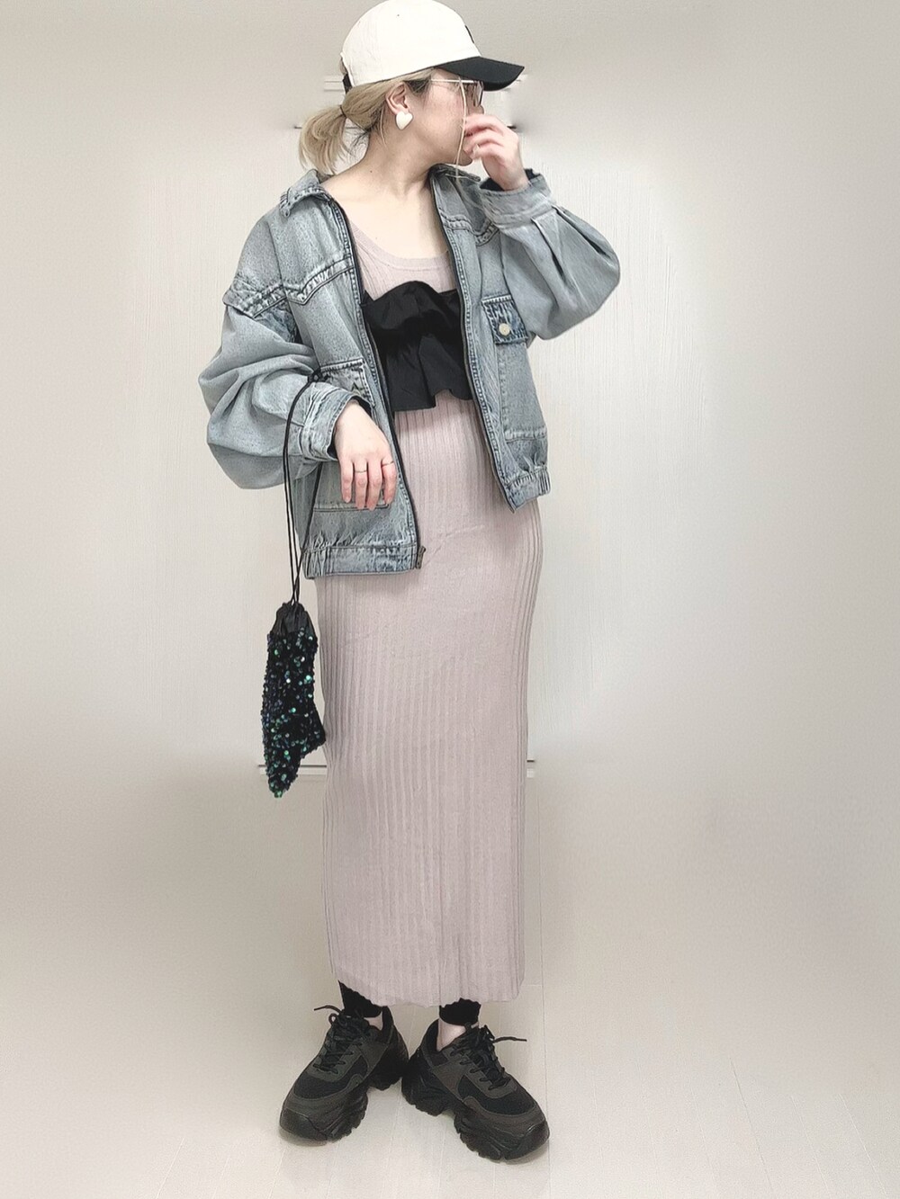 ブルー系のブルゾン、ブラック系のスニーカー、ブラック系のキャップを着用したレディースの春コーディネートの4枚目の写真