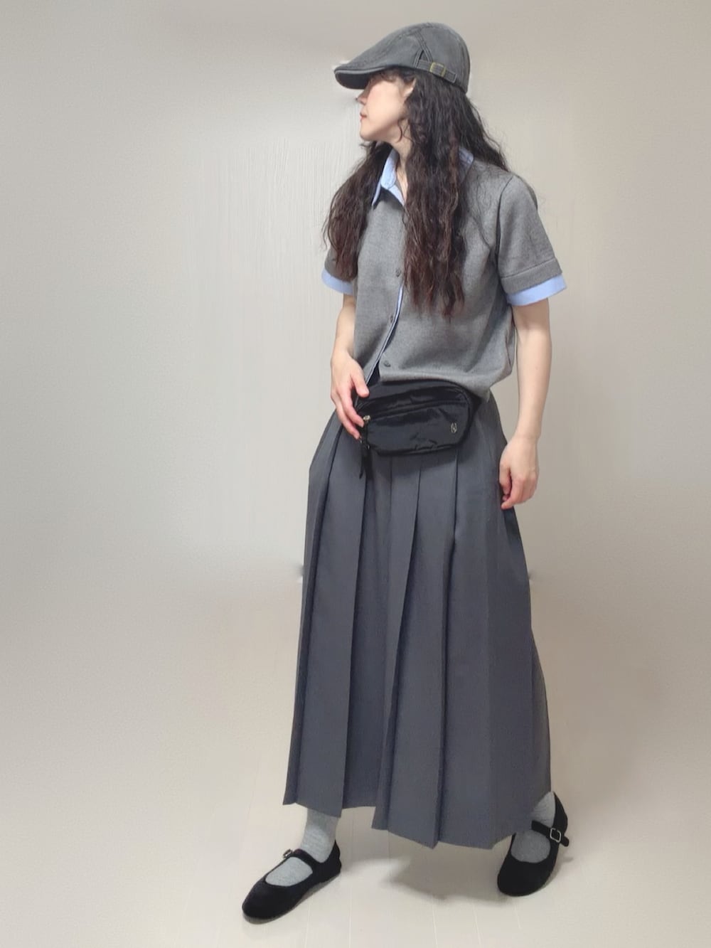 グレー系のカーディガン/ボレロ、ブラック系のボディバッグ/ウエストポーチ、ブラック系のバレエシューズを着用したレディースの夏コーディネートの4枚目の写真