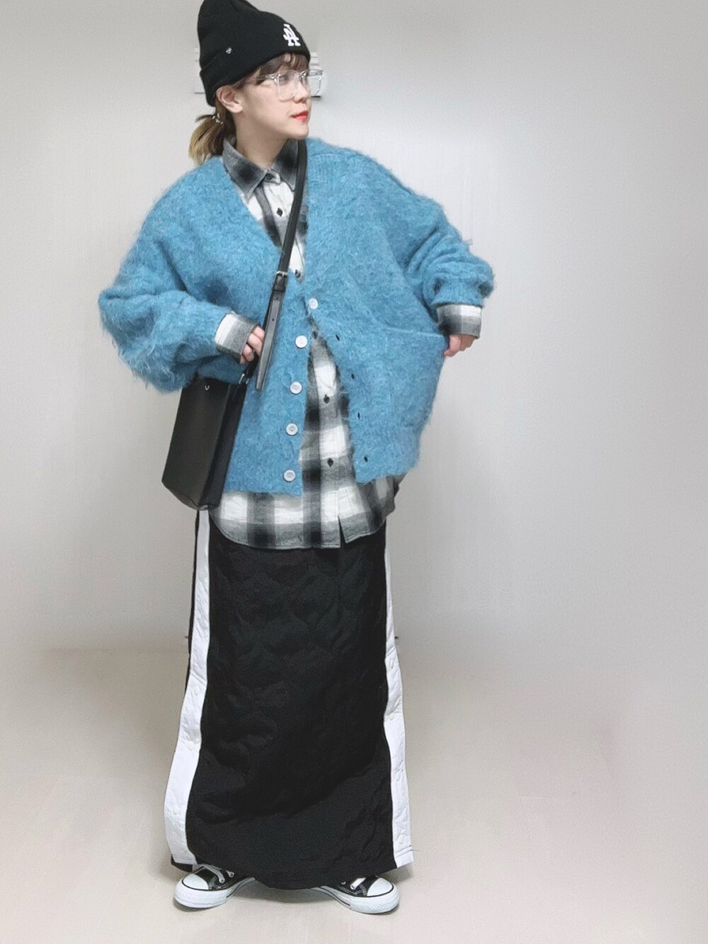 ホワイト系のシャツ/ブラウス、ブラック系のショルダーバッグ、ブラック系のスカートを着用したレディースの冬コーディネートの3枚目の写真