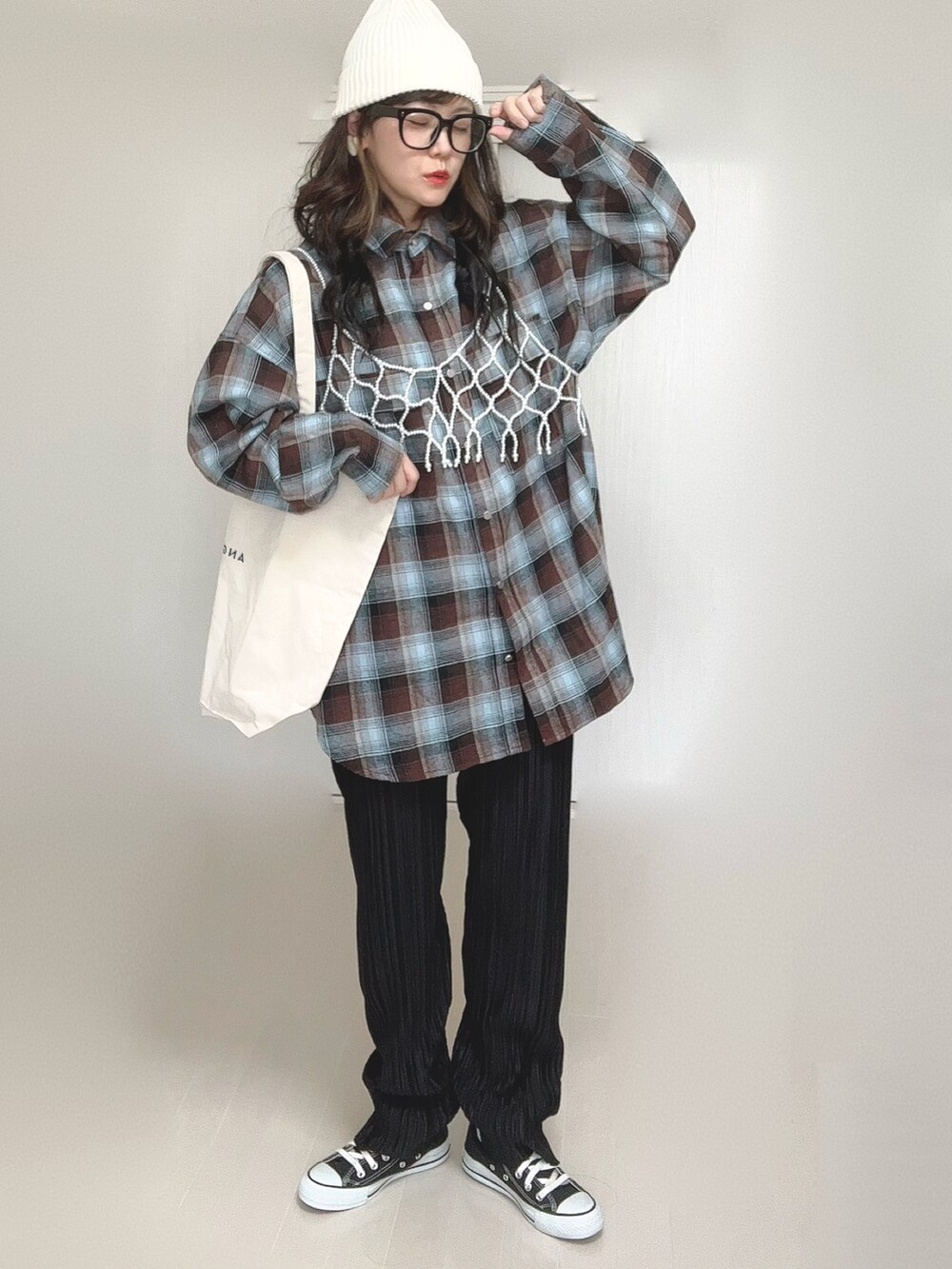 ブラウン系のシャツ/ブラウス、ホワイト系のベスト、ホワイト系のトートバッグを着用したレディースの秋コーディネートの4枚目の写真