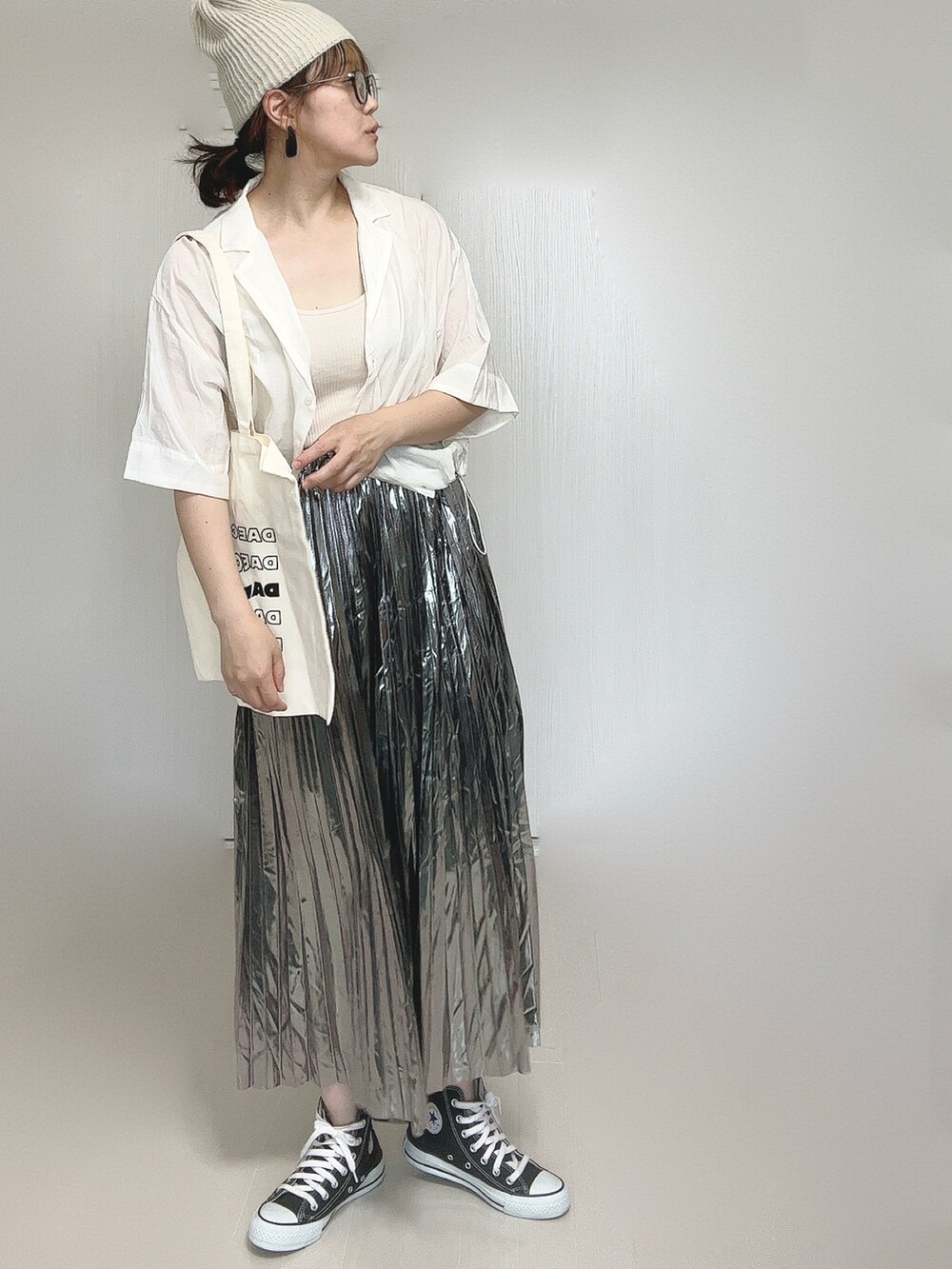 ホワイト系のシャツ/ブラウス、ブラウン系のトートバッグ、シルバー系のスカートを着用したレディースの夏コーディネートの4枚目の写真