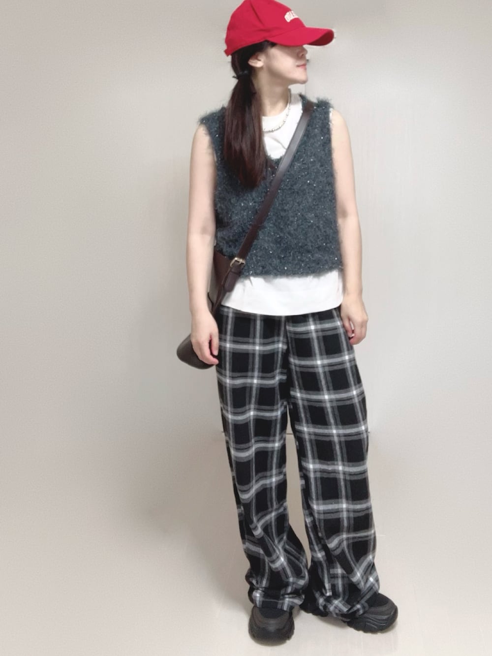 グレー系のベスト、ブラック系のサンダルを着用したレディースの夏コーディネートの5枚目の写真