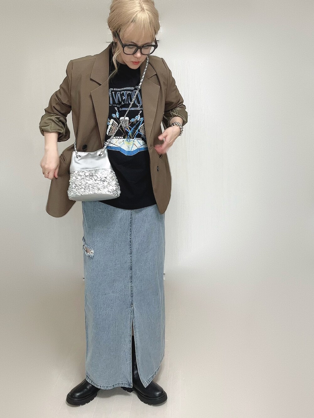 ブラック系のブーツ、ブラウン系のテーラードジャケット、ブラック系のTシャツ/カットソーを着用したレディースの秋コーディネートの5枚目の写真