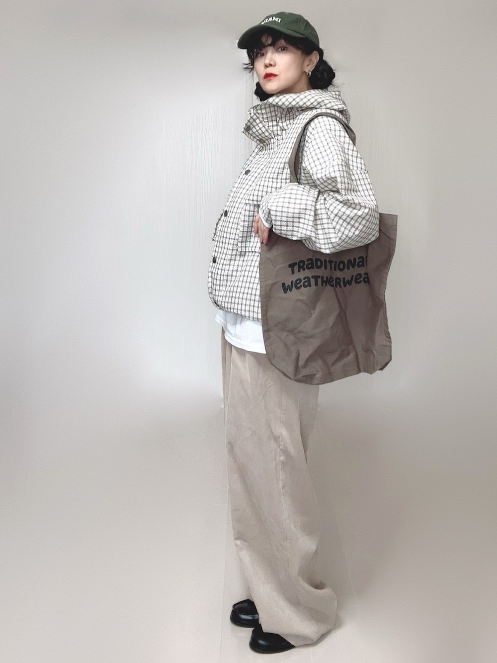 ホワイト系のTシャツ/カットソー、ブラック系のローファー、ホワイト系のパーカーを着用したレディースの春コーディネートの2枚目の写真