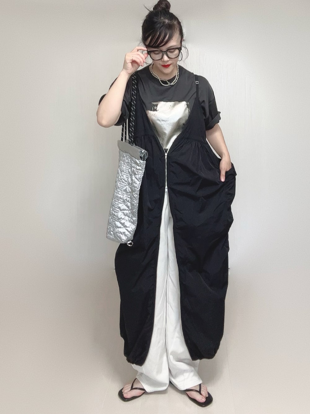 ブラック系のTシャツ/カットソー、シルバー系のトートバッグ、ブラック系のワンピースを着用したレディースの夏コーディネートの2枚目の写真