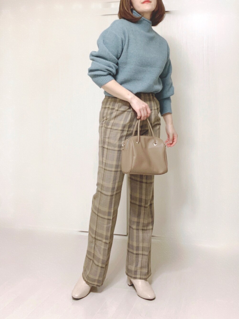 ブルー系のニット/セーター、ベージュ系のブーツ、ベージュ系のその他パンツを着用したレディースの秋コーディネートの2枚目の写真