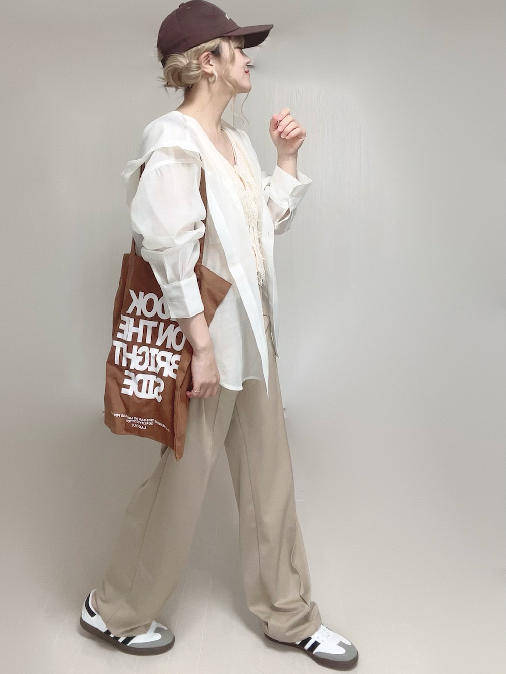 ホワイト系のシャツ/ブラウス、ホワイト系のベスト、ベージュ系のその他パンツを着用したレディースの夏コーディネートの3枚目の写真