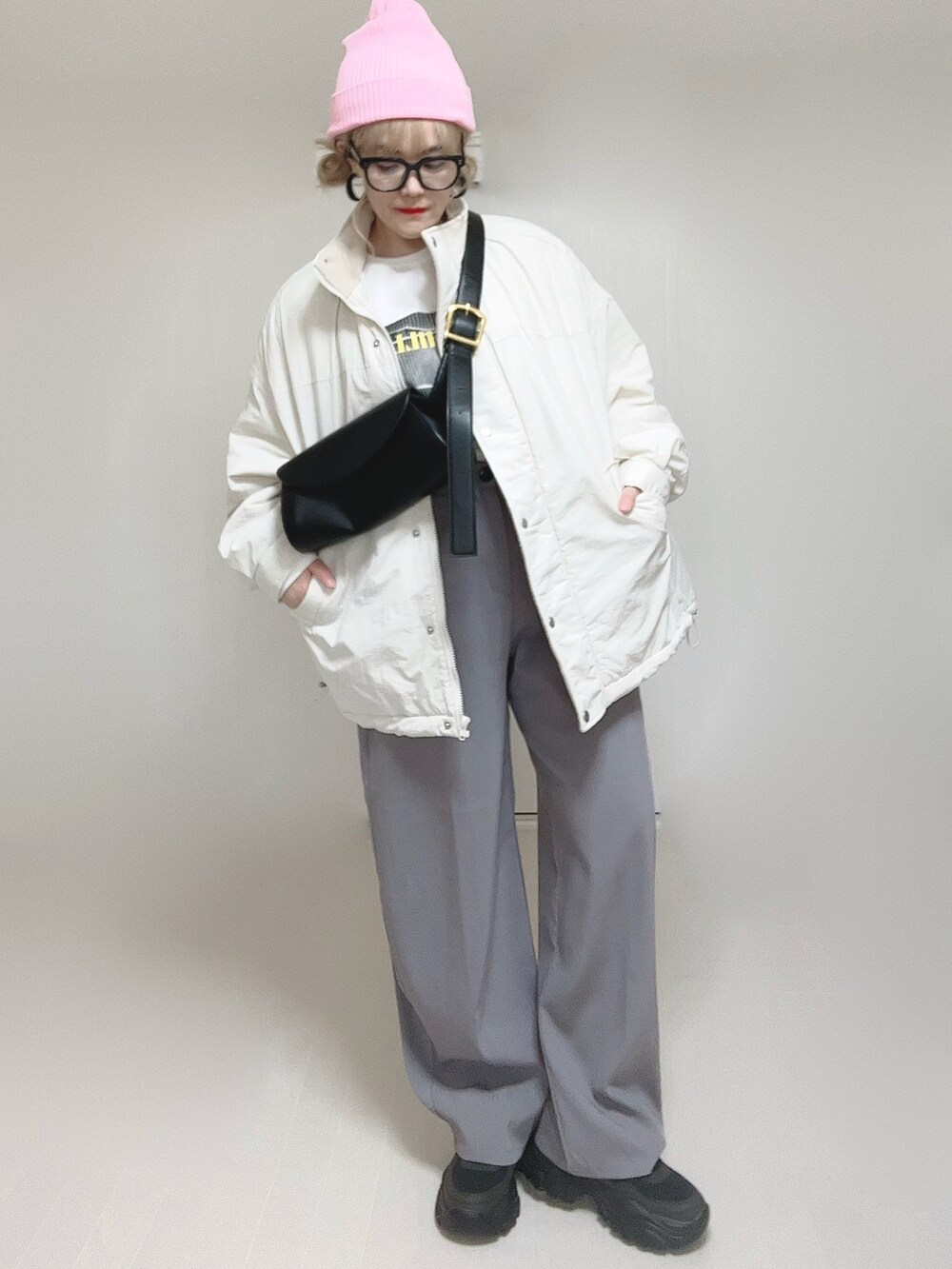 ホワイト系のブルゾン、ホワイト系のTシャツ/カットソー、グレー系のその他パンツを着用したレディースの秋コーディネートの4枚目の写真