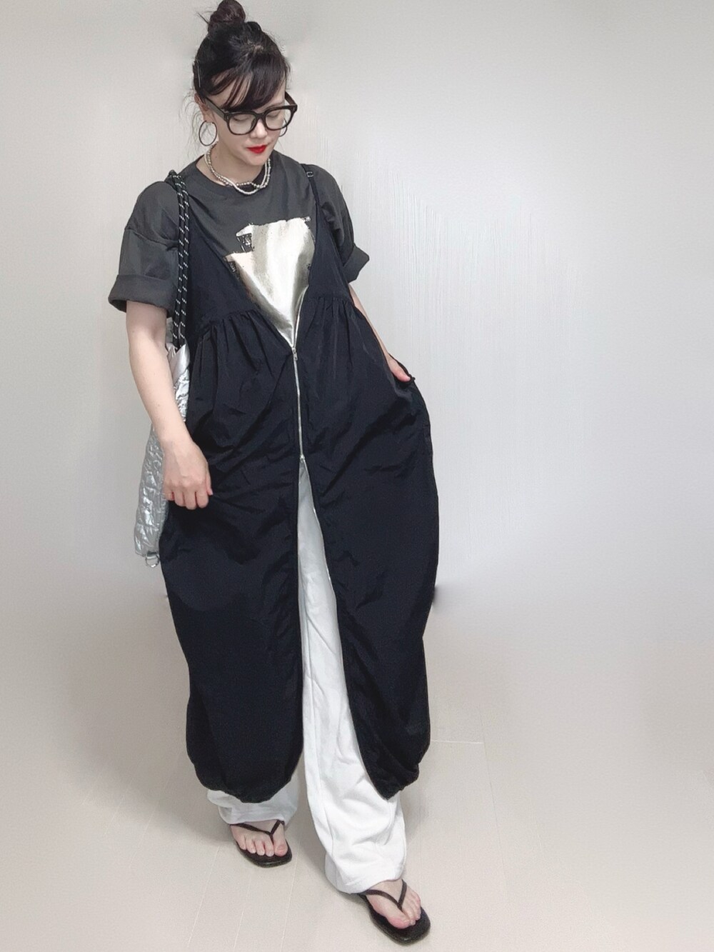 ブラック系のTシャツ/カットソー、シルバー系のトートバッグ、ブラック系のワンピースを着用したレディースの夏コーディネートの3枚目の写真