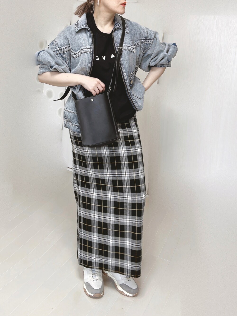 ブラック系のTシャツ/カットソー、ブルー系のブルゾン、ブラック系のショルダーバッグを着用したレディースの春コーディネートの3枚目の写真