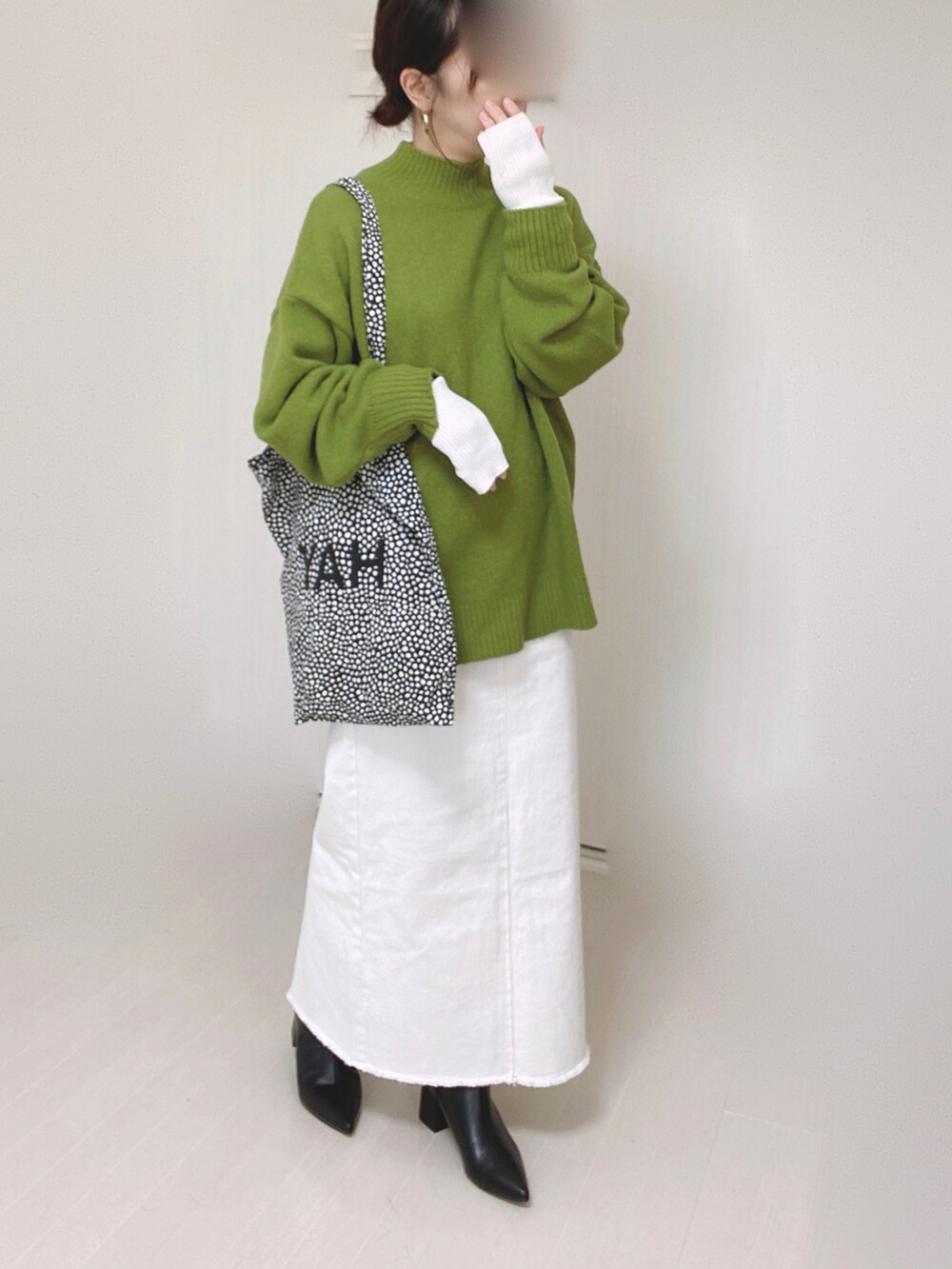 「ANGIE VINTAGE、ANGIE、オーバーサイズ、ハイネックニット、Chillfar、タイトスカート、デニムスカート、ニット帽、アームウォーマー、コンバース、トートバッグ、大人カジュアル」｜「ANGIEのオーバーサイズハイネックニット（ニット/セーター、グリーン系）」を使った、Ⓜ︎さん（レディース・152cm）の秋コーディネートの4枚目の写真