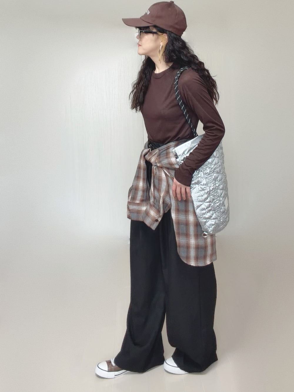 ブラウン系のシャツ/ブラウス、ブラック系のスラックス、シルバー系のトートバッグを着用したレディースの春コーディネートの3枚目の写真