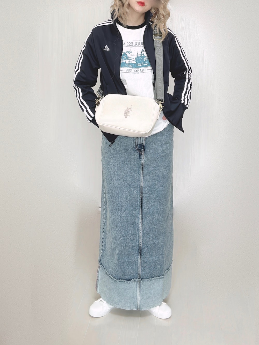 ブルー系のナイロンジャケット、ホワイト系のTシャツ/カットソー、ホワイト系のショルダーバッグを着用したレディースの秋コーディネートの5枚目の写真