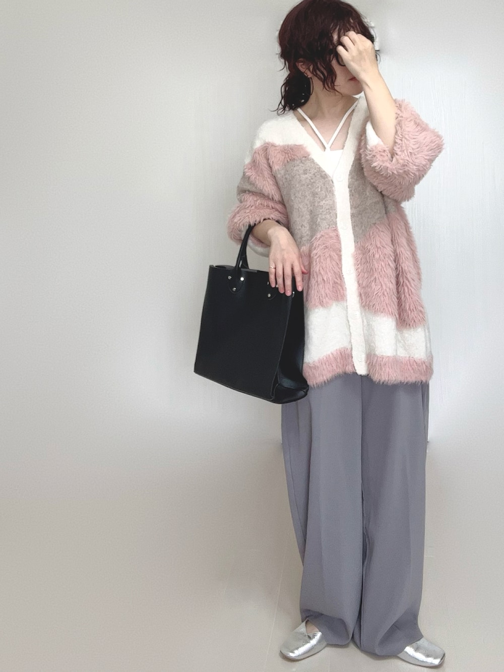 ホワイト系のカーディガン/ボレロ、グレー系のその他パンツ、シルバー系のパンプスを着用したレディースの秋コーディネートの4枚目の写真