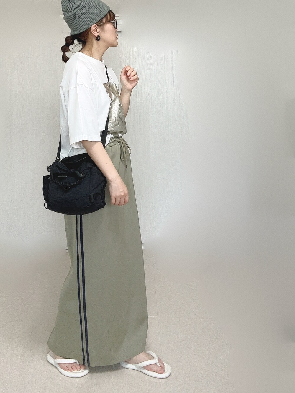 ホワイト系のTシャツ/カットソー、ブラック系のショルダーバッグ、ブルー系のスカートを着用したレディースの夏コーディネートの4枚目の写真