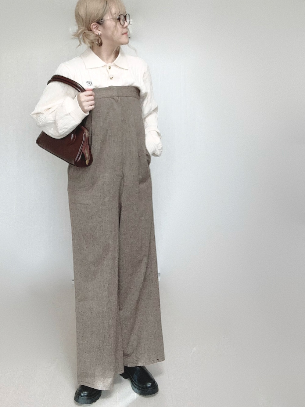 ホワイト系のニット/セーター、ブラウン系のサロペット/オーバーオール、ブラウン系のショルダーバッグを着用したレディースの秋コーディネートの5枚目の写真