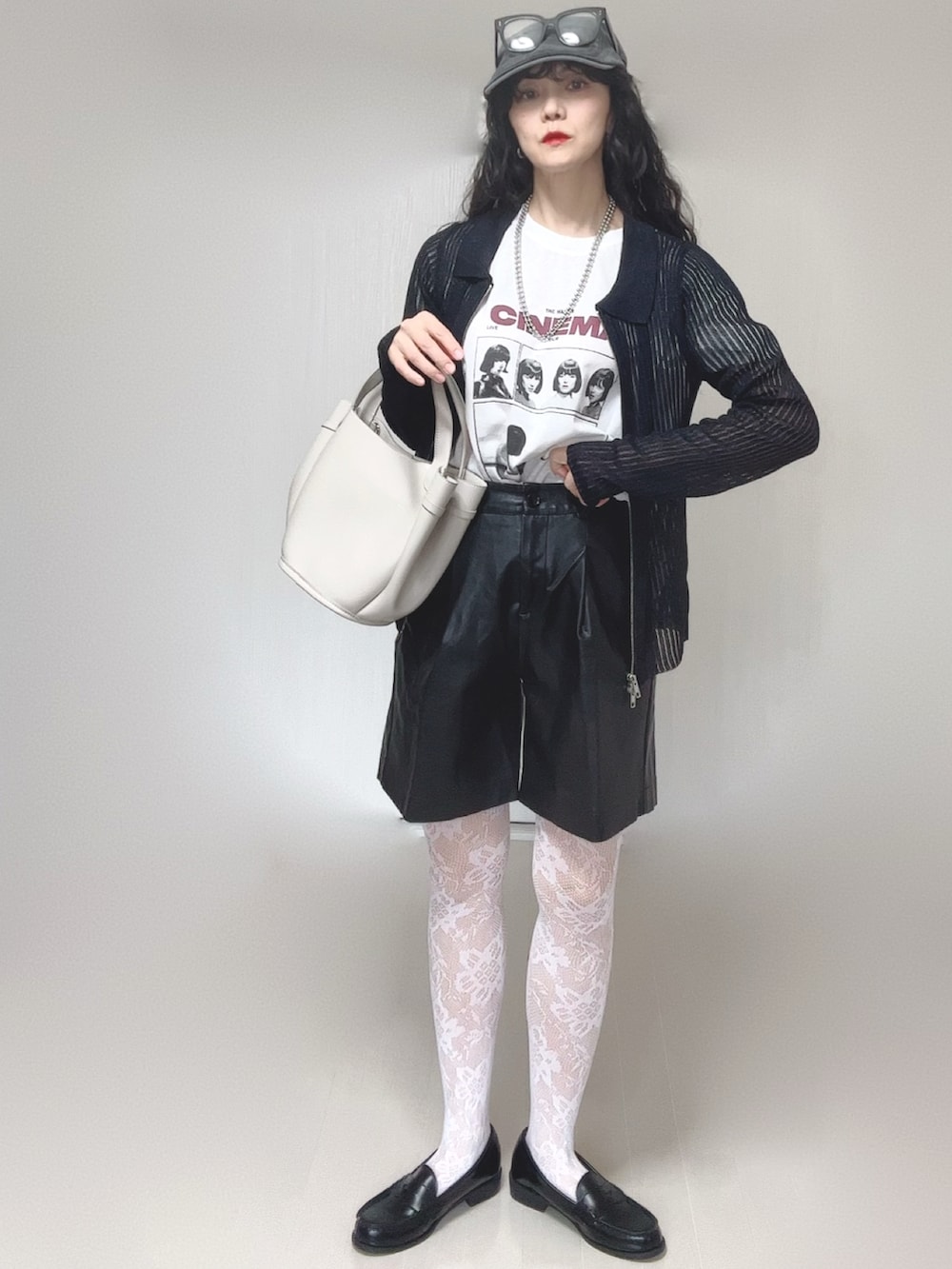 ブルー系のカーディガン/ボレロ、ホワイト系のTシャツ/カットソー、ブラック系のローファーを着用したレディースの春コーディネートの4枚目の写真