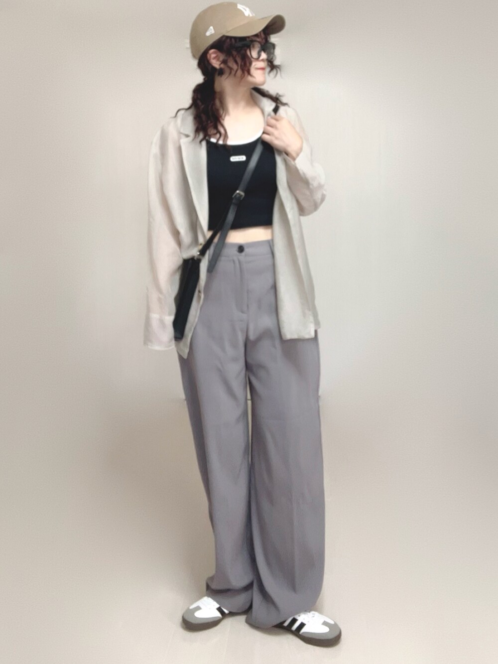 グレー系のその他パンツ、ブラック系のショルダーバッグ、ブラック系のキャミソールを着用したレディースの夏コーディネートの4枚目の写真