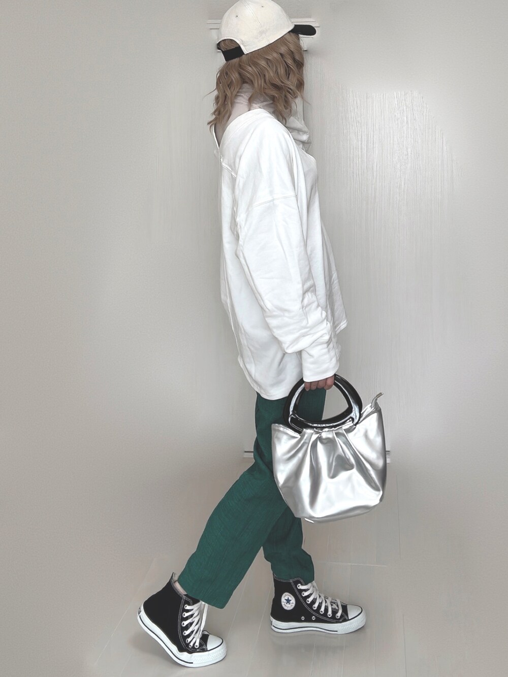 ホワイト系のスウェット、グリーン系のその他パンツ、ブラック系のスニーカーを着用したレディースの秋コーディネートの5枚目の写真