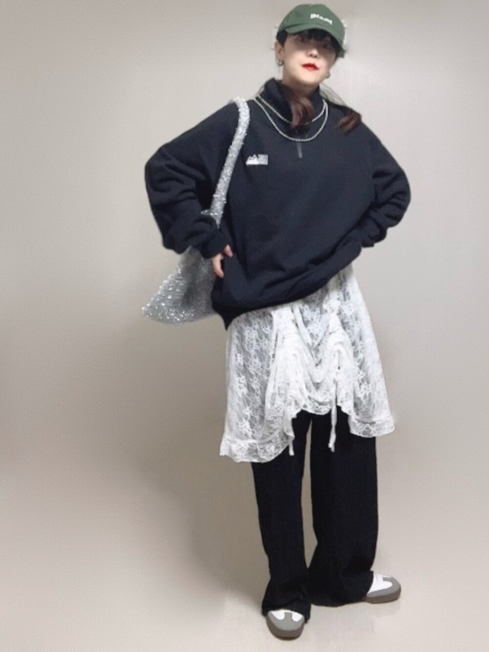 ホワイト系のチュニック、ブラック系のスウェット、ブラック系のその他パンツを着用したレディースの秋コーディネートの5枚目の写真