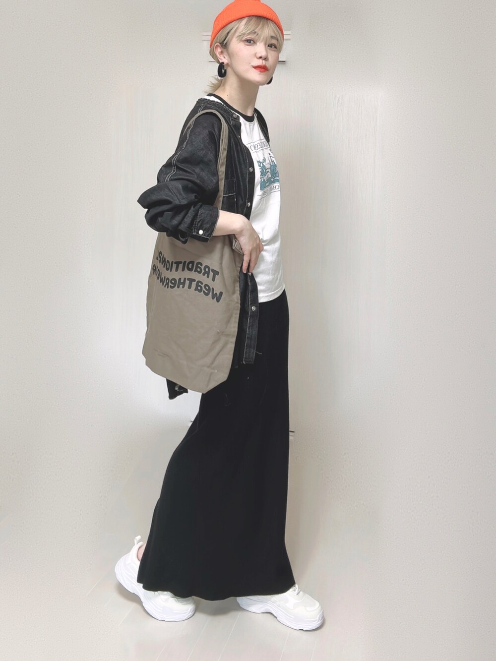 「HUNCH、ハンチ、デニムシャツ、Chillfar、リンガーTシャツ、トートバッグ、ダッドスニーカー、Traditional Weatherwear、Fabby fabby、ニット帽、大人カジュアル、低身長、秋コーデ」｜「hunchの【WEB限定/別注】デニムオーバーサイズシャツ（シャツ/ブラウス、ブラック系）」を使った、Ⓜ︎さん（レディース・152cm）の秋コーディネートの5枚目の写真