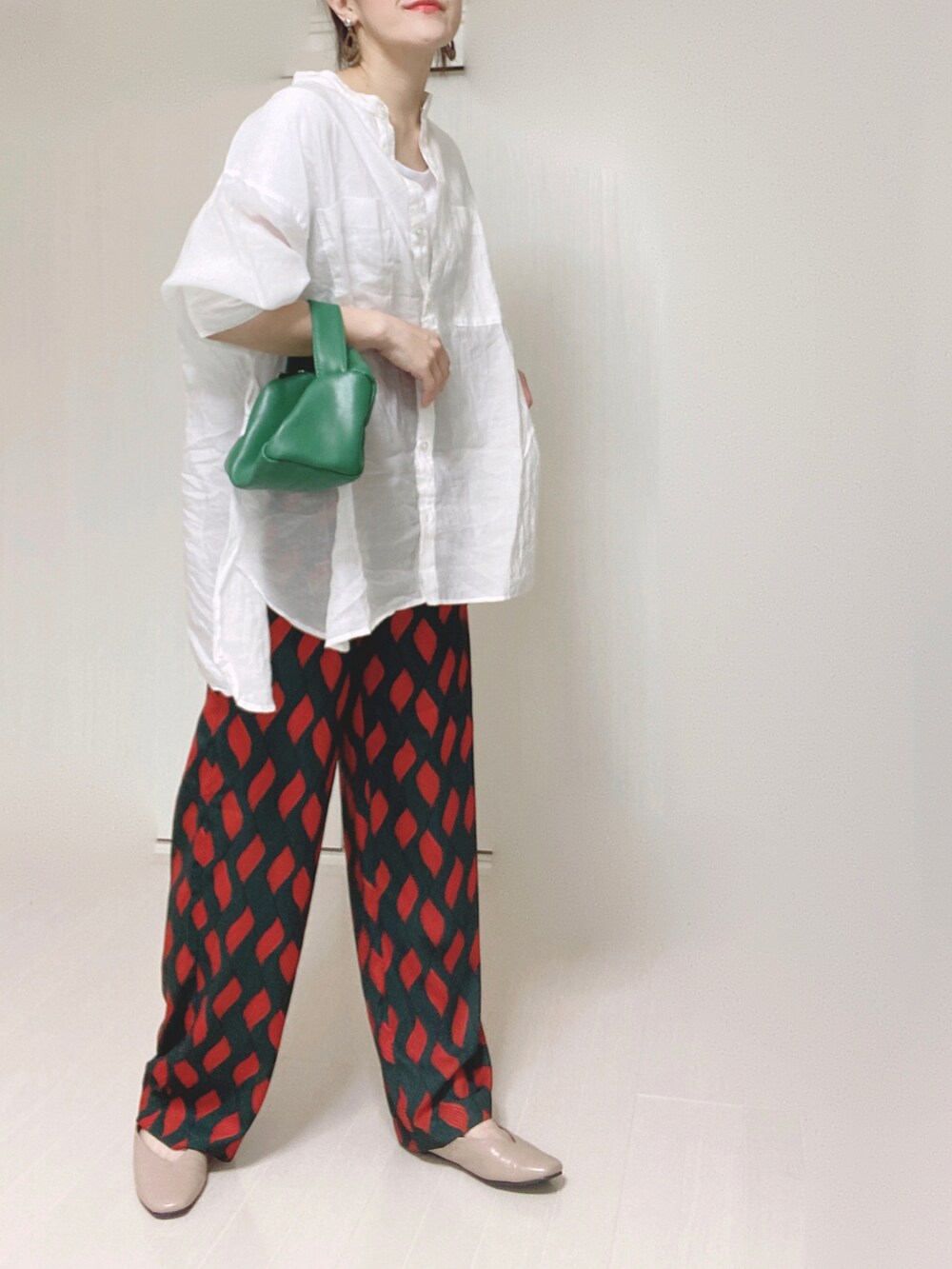 グリーン系のその他パンツ、ホワイト系のシャツ/ブラウス、グリーン系のハンドバッグを着用したレディースの夏コーディネートの2枚目の写真