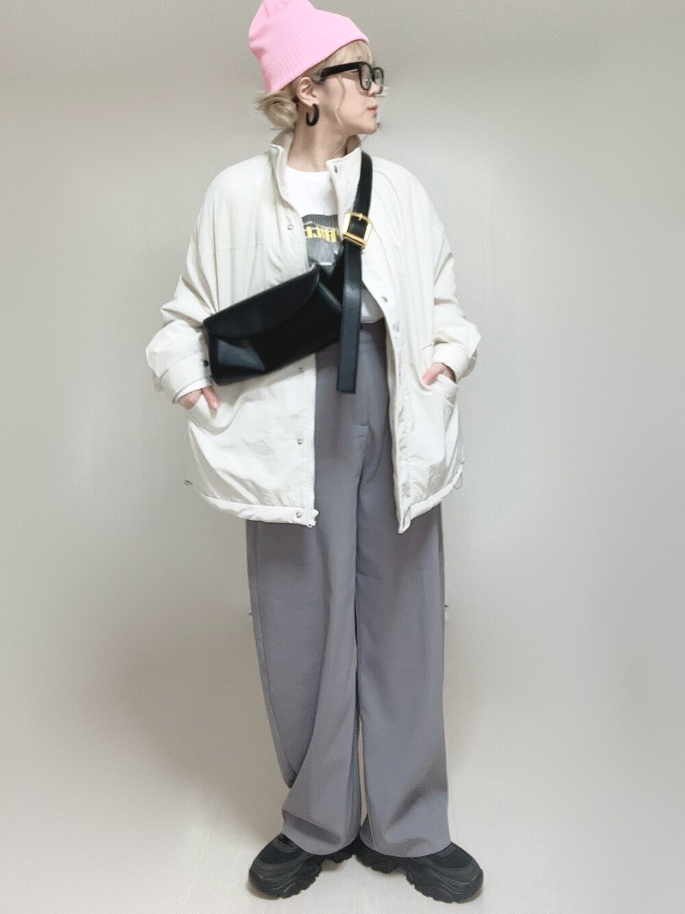 ホワイト系のブルゾン、ホワイト系のTシャツ/カットソー、グレー系のその他パンツを着用したレディースの秋コーディネートの2枚目の写真