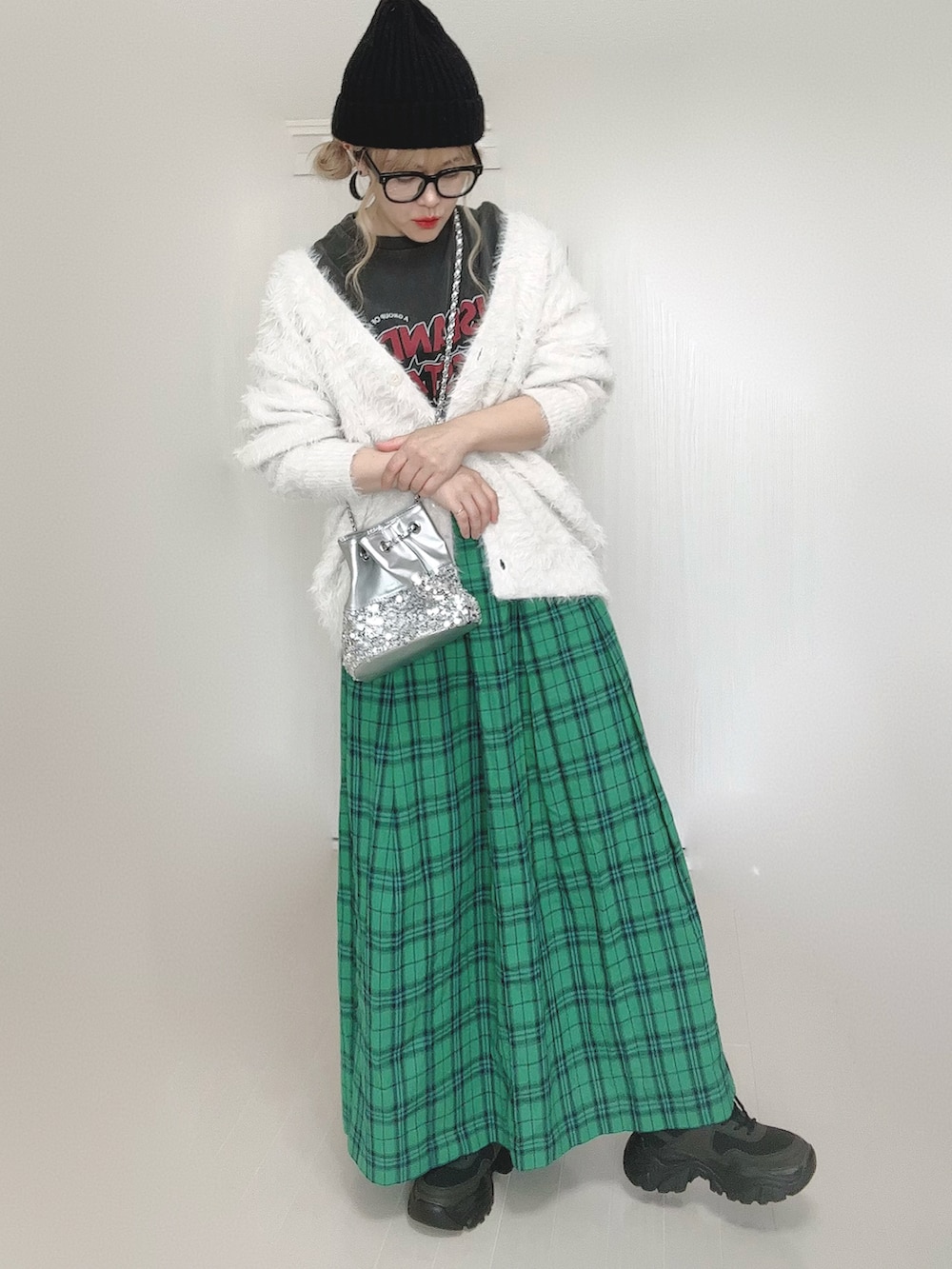 ホワイト系のカーディガン/ボレロ、グレー系のTシャツ/カットソー、シルバー系のショルダーバッグを着用したレディースの秋コーディネートの3枚目の写真