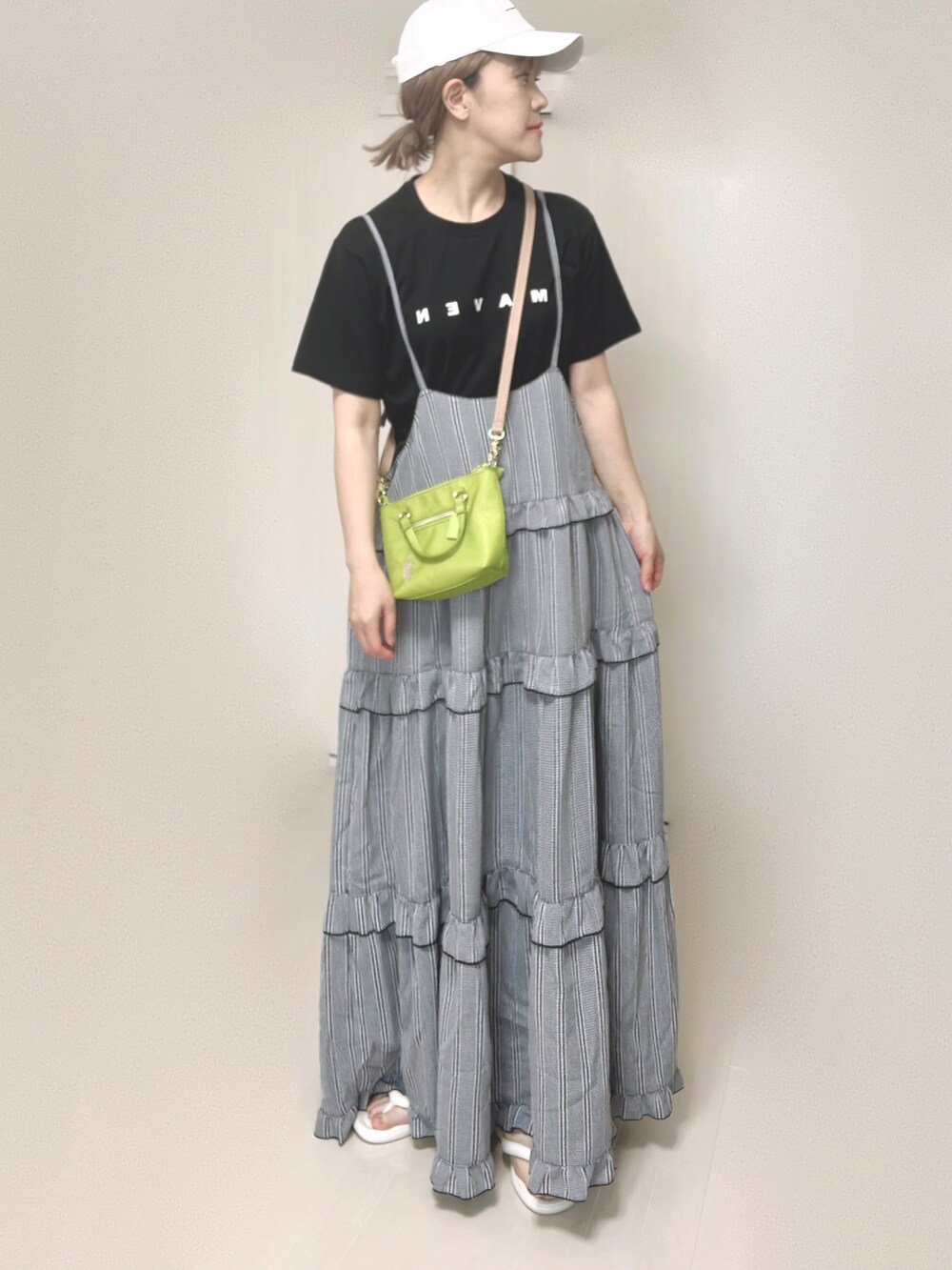 グリーン系のショルダーバッグ、ブラック系のTシャツ/カットソー、ブラック系のワンピースを着用したレディースの夏コーディネートの3枚目の写真