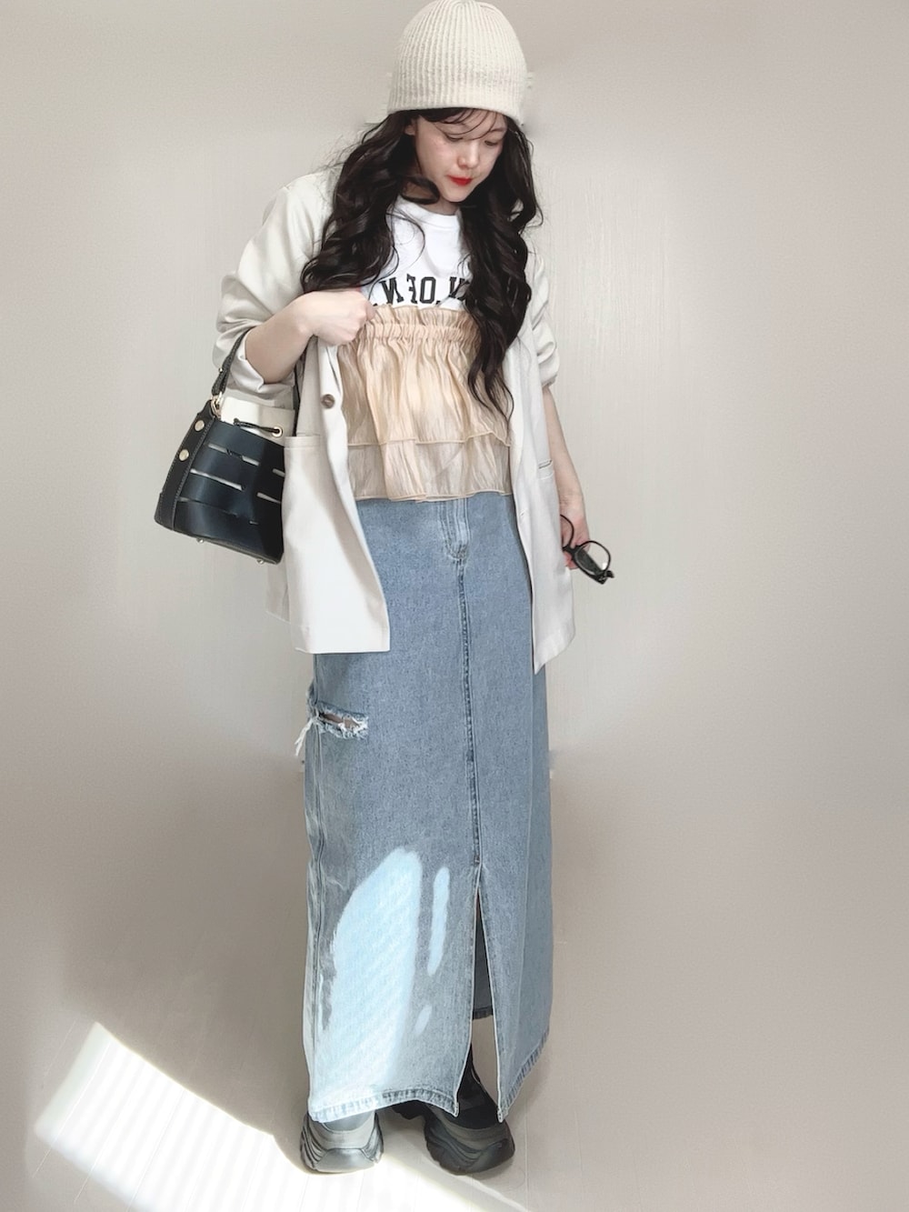 ホワイト系のテーラードジャケット、オレンジ系のキャミソール、ホワイト系のTシャツ/カットソーを着用したレディースの春コーディネートの5枚目の写真