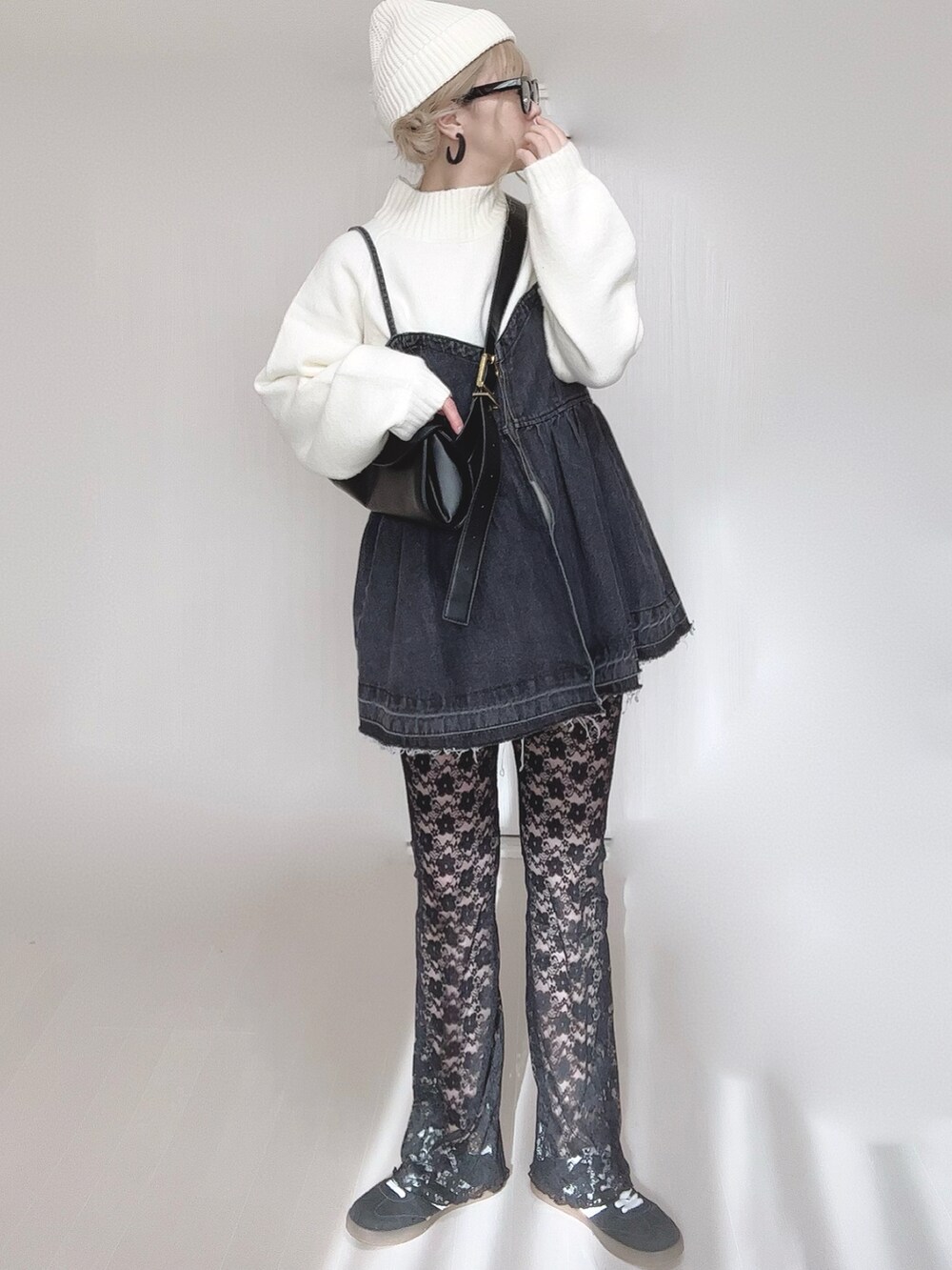 ホワイト系のニット/セーター、ブラック系のその他パンツ、ブラック系のパンプスを着用したレディースの冬コーディネートの5枚目の写真