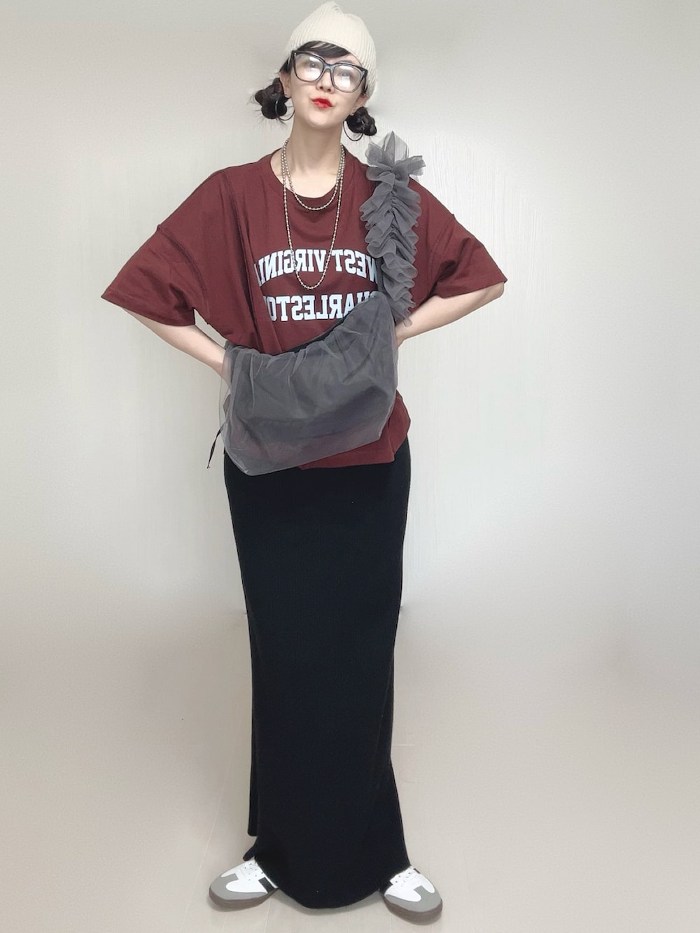 ブラウン系のTシャツ/カットソー、グレー系のテーラードジャケット、グレー系のショルダーバッグを着用したレディースの秋コーディネートの4枚目の写真