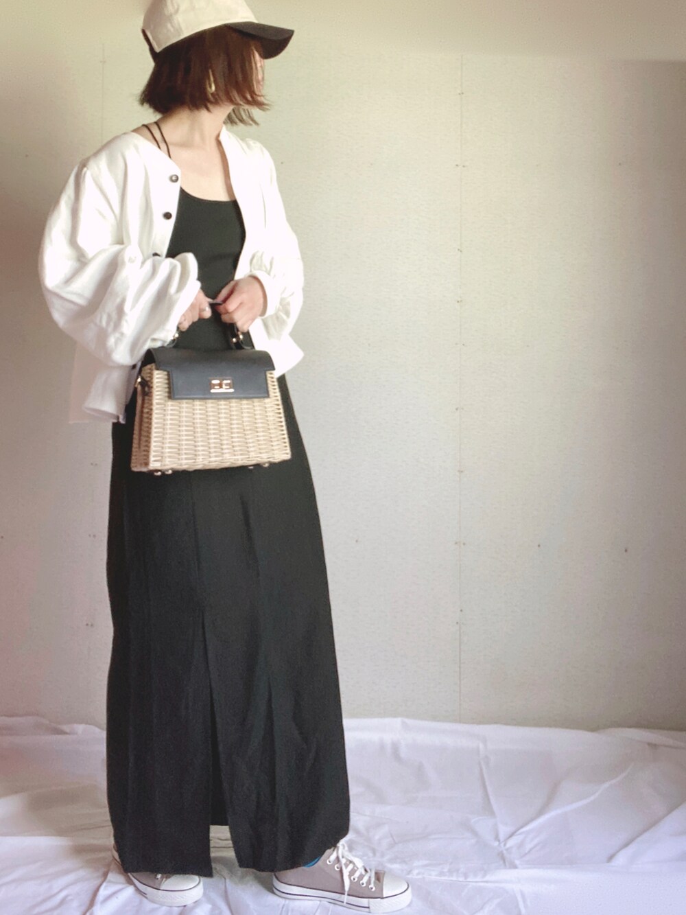 ブラック系のカーディガン/ボレロ、ブラック系のスカート、ブラック系のキャミソールを着用したレディースの夏コーディネートの4枚目の写真