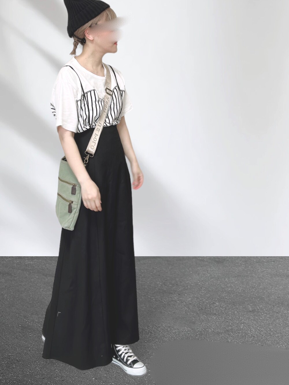 ホワイト系のTシャツ/カットソー、グリーン系のショルダーバッグ、ブラック系のスカートを着用したレディースの秋コーディネートの2枚目の写真