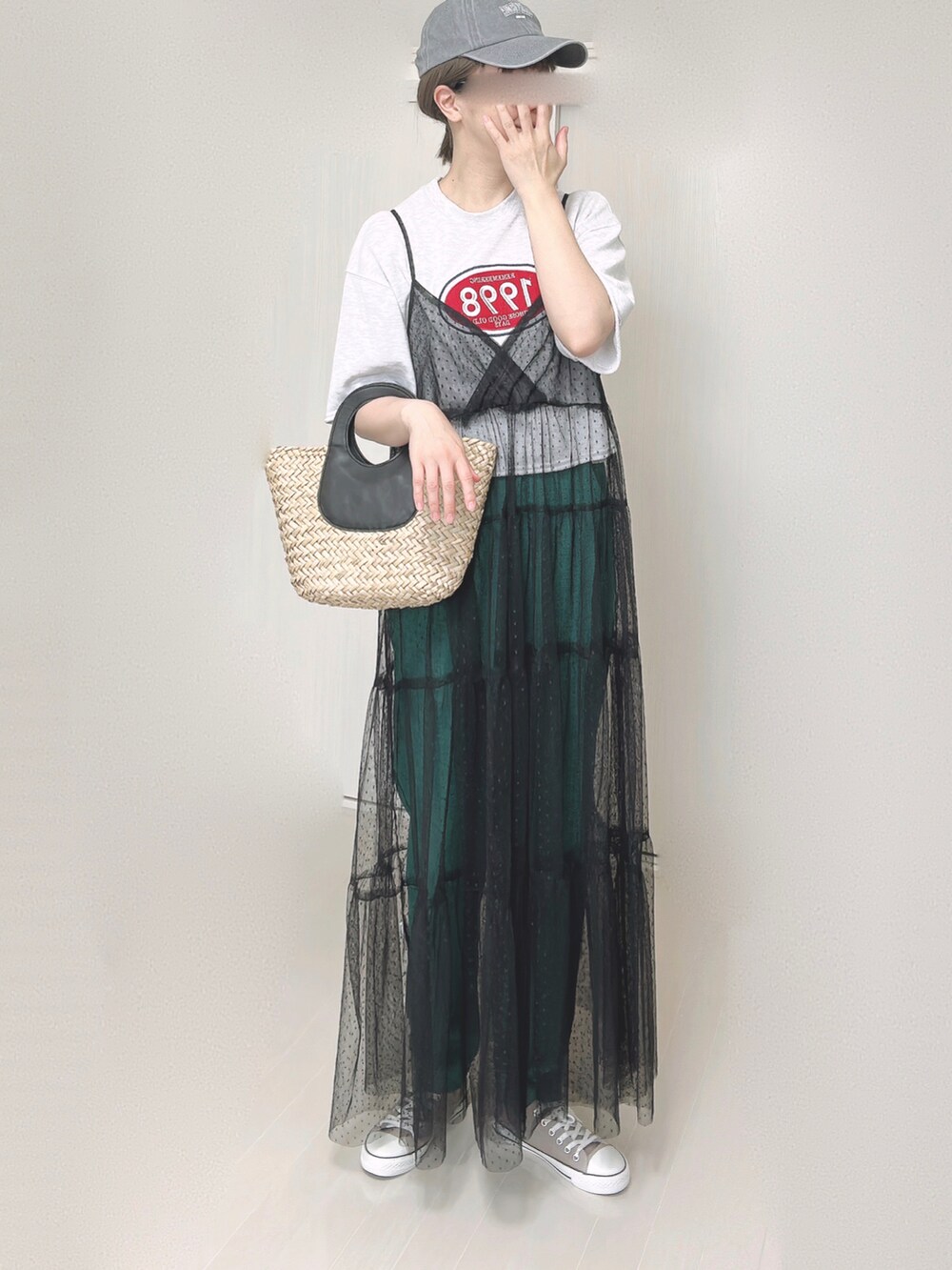 グリーン系のその他パンツを着用したレディースの夏コーディネートの2枚目の写真