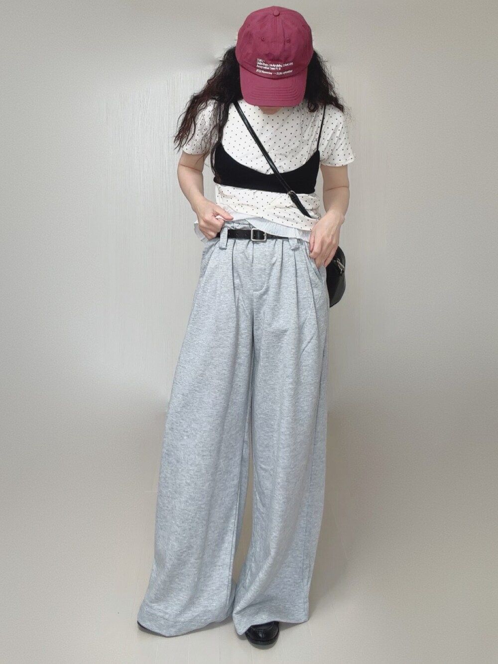 ホワイト系のTシャツ/カットソー、グレー系のスウェットパンツ、ブラック系のその他トップスを着用したレディースの夏コーディネートの2枚目の写真