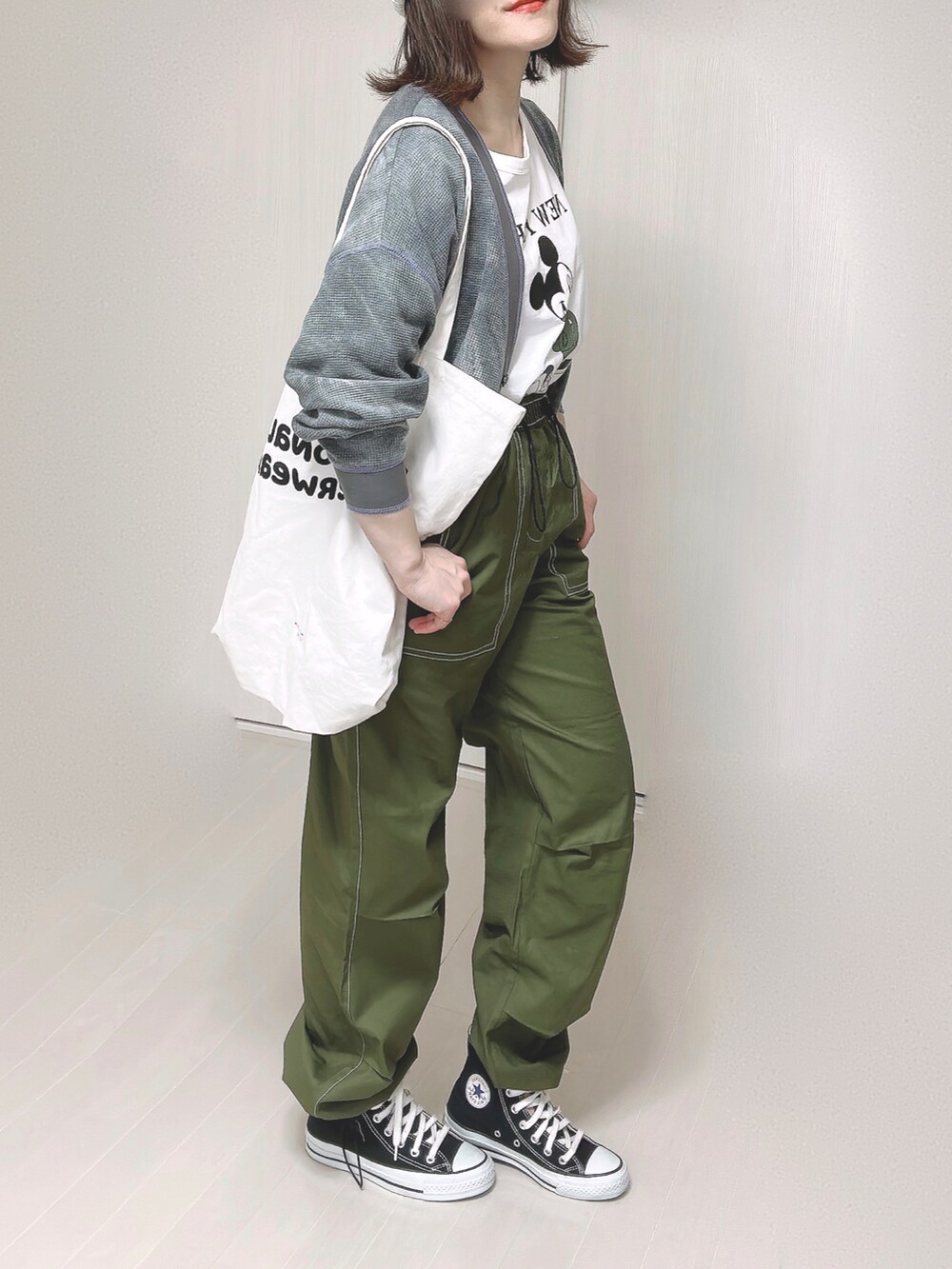 ブラック系のカーディガン/ボレロ、ホワイト系のTシャツ/カットソー、ホワイト系のトートバッグを着用したレディースの春コーディネートの4枚目の写真