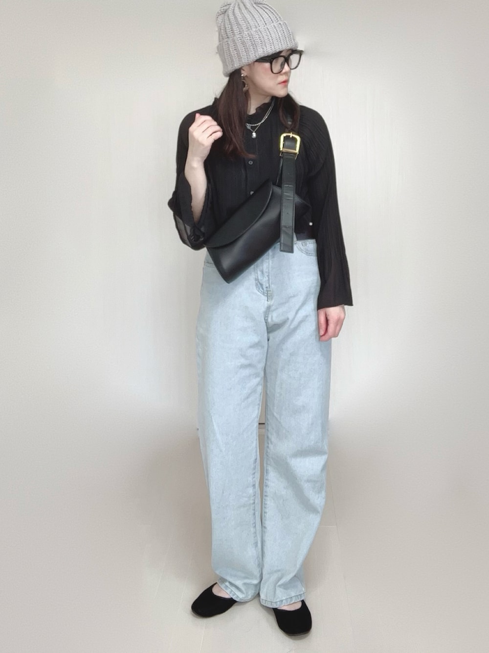 ブラック系のシャツ/ブラウス、ブルー系のデニムパンツ、ブラック系のパンプスを着用したレディースの春コーディネートの3枚目の写真