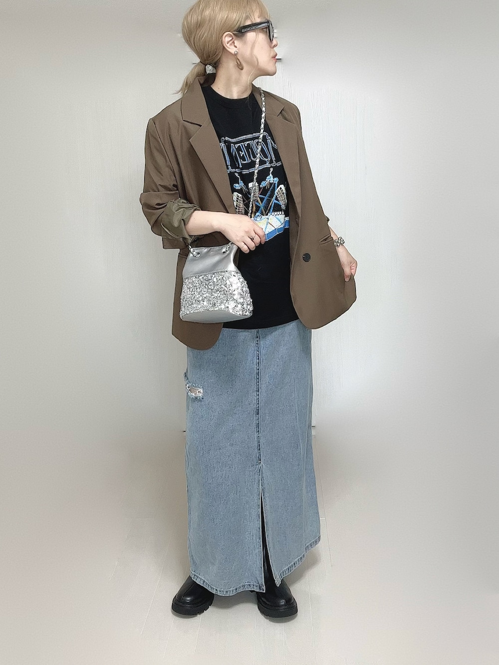 ブラック系のブーツ、ブラウン系のテーラードジャケット、ブラック系のTシャツ/カットソーを着用したレディースの秋コーディネートの2枚目の写真