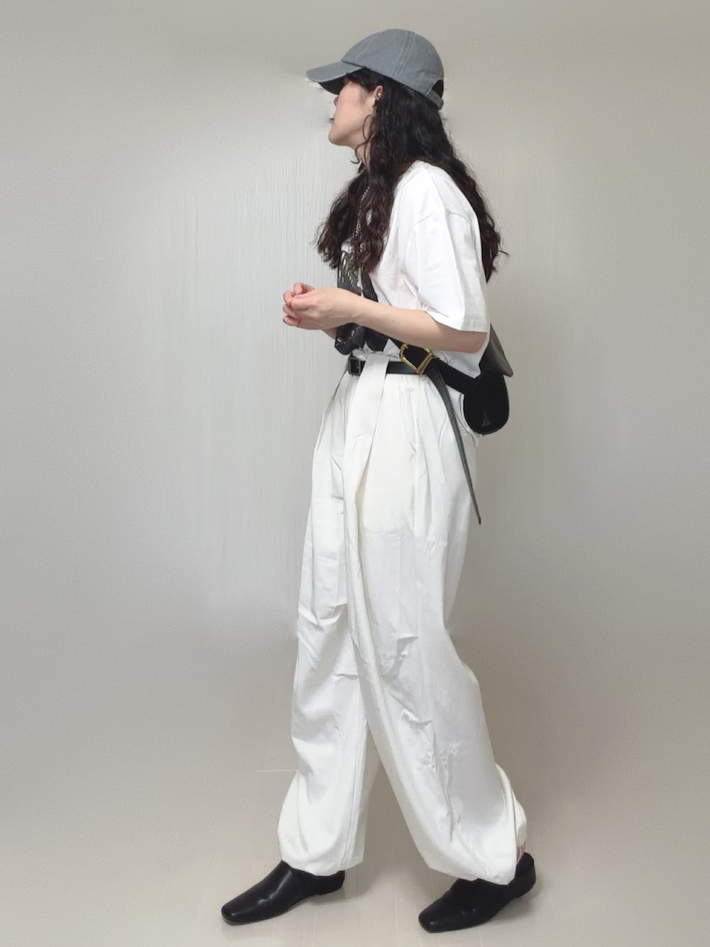 ホワイト系のTシャツ/カットソー、ホワイト系のその他パンツ、ブラック系のスリッポンを着用したレディースの夏コーディネートの4枚目の写真